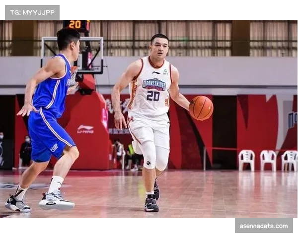 【2026年4月CBA联赛·人物·特写特写：37岁的西热力江，在更衣室为年轻队员讲解战术板