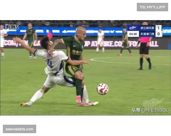 现场:进球被吹后,蒙扎球员围住裁判申诉长达三分钟